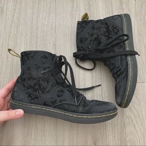 Dr Martens Hackney black skull
